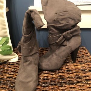 Mid-calf suede boot with bow accent